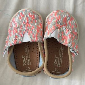 Toms, toddler girl, size 3, Velcro shoe.